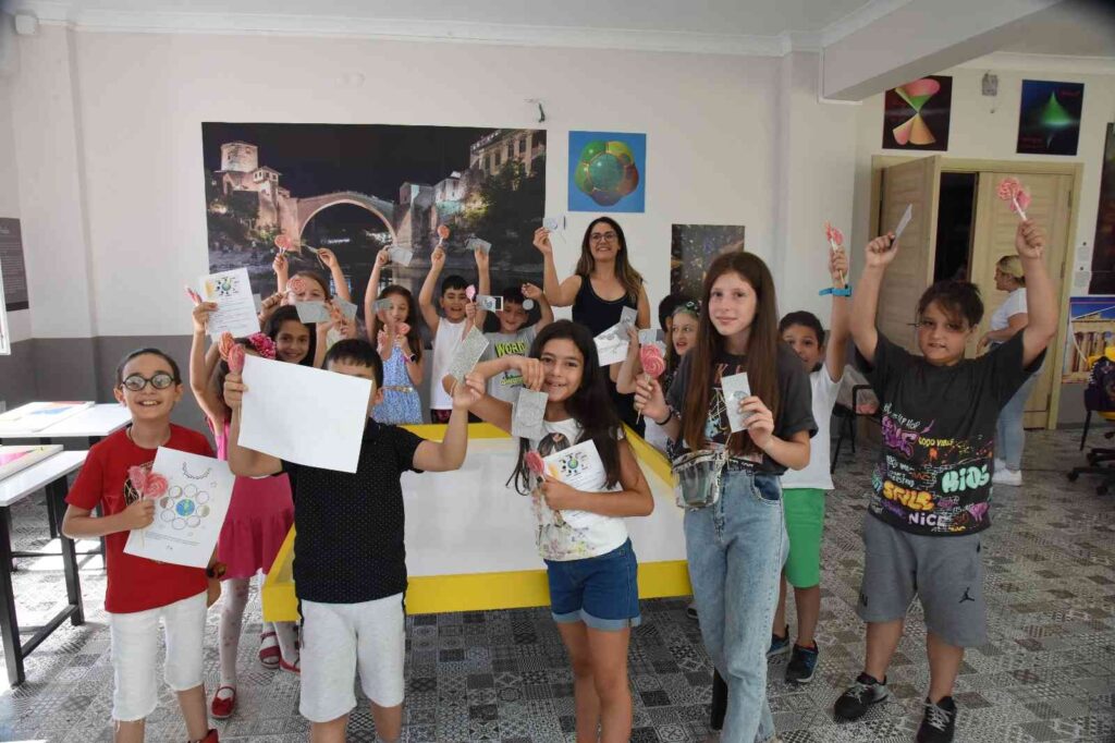 Çocuklar Yaz Bi̇li̇m Kampında Hem Öğreni̇yor Hem Eğleni̇yor