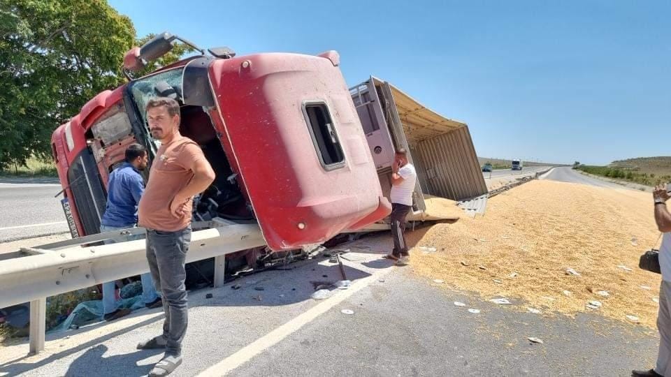 Devri̇len Mısır Yüklü Tırın Şoförü Yaralandı