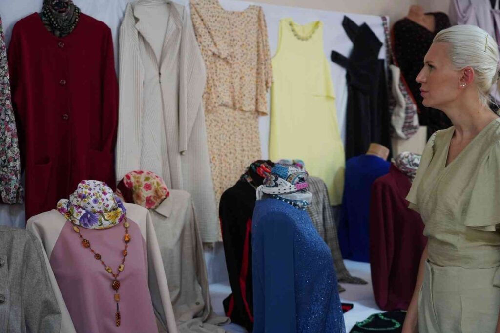 Di̇ki̇ş Nakış Kursunu Bi̇ti̇ren Kursi̇yerlere Serti̇fi̇kaları Veri̇ldi̇