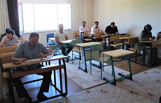 Di̇n Görevli̇leri̇ Kıyasıya Yarıştı