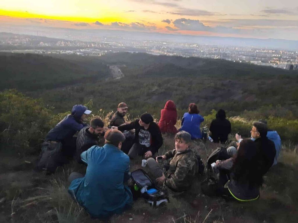 Doğa sporcuları akşam yürüyüşünde gün batımının keyfini çıkardı