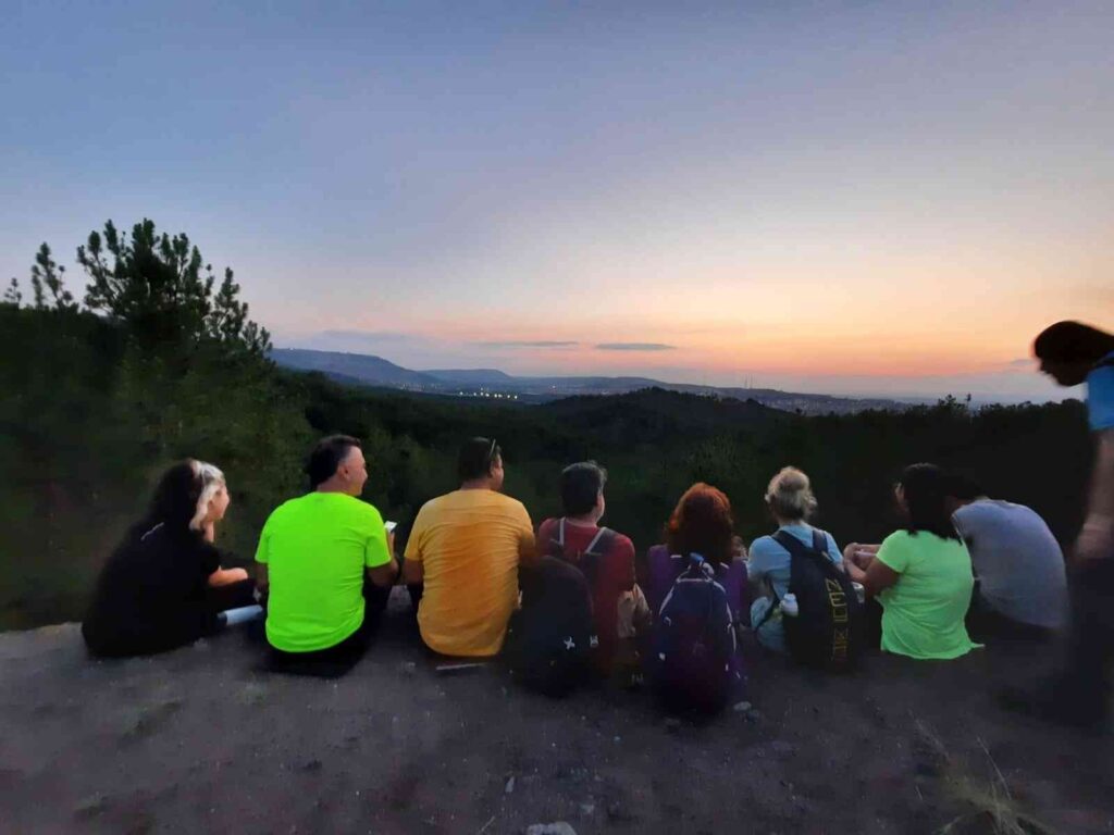 Doğa sporcularından 10 kilometrelik gece yürüyüşü