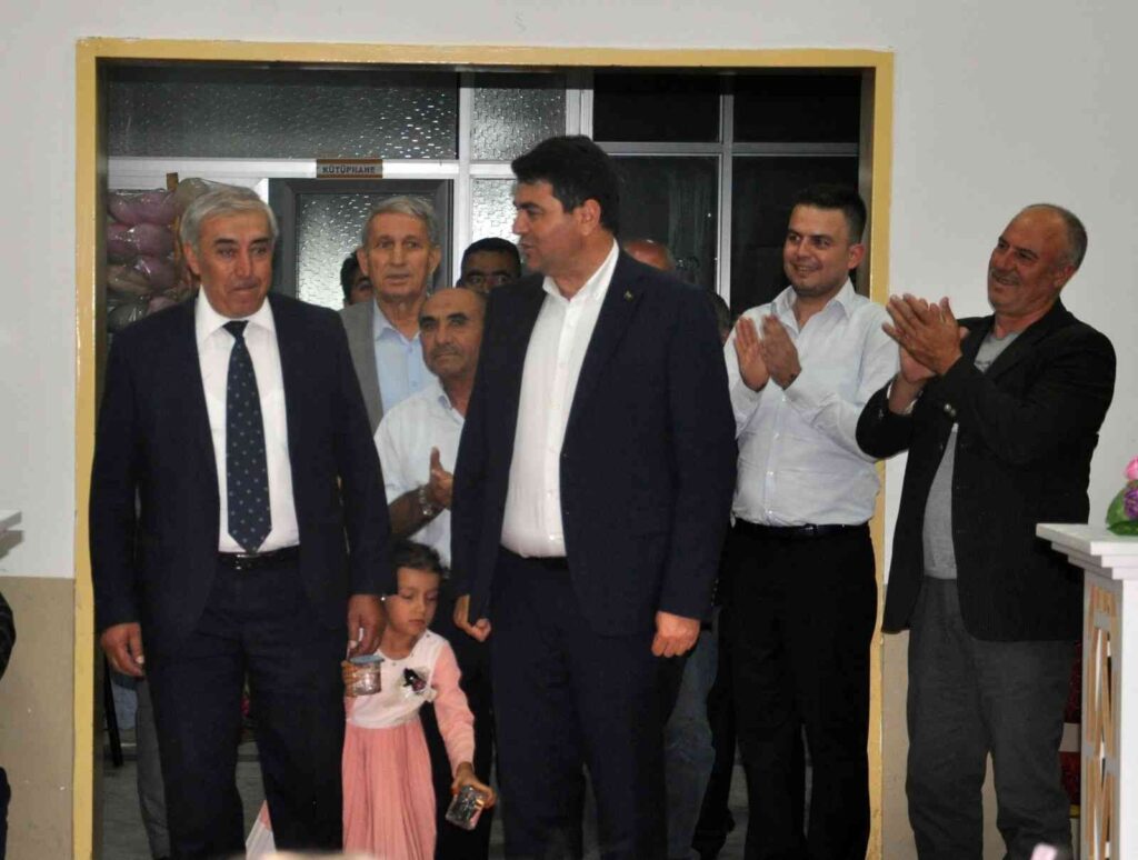 DP Genel Başkanı Uysal evlenen genç çifte oyun havasında eşlik etti