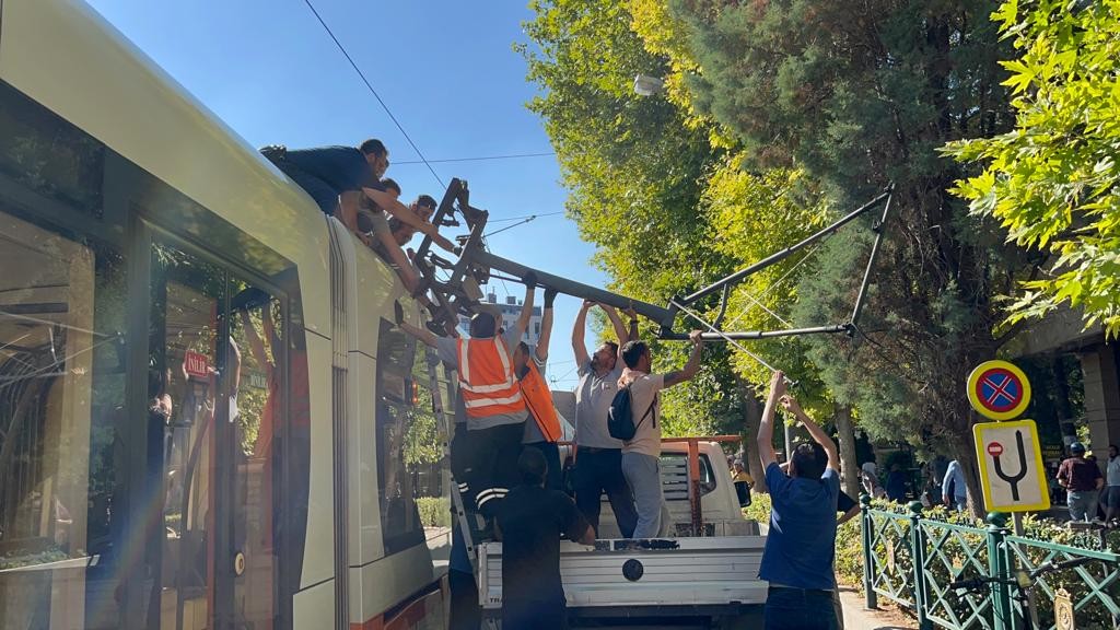 Elektri̇k Bağlantı Çubuğu Kırılan Tramvay Yolda Kaldı