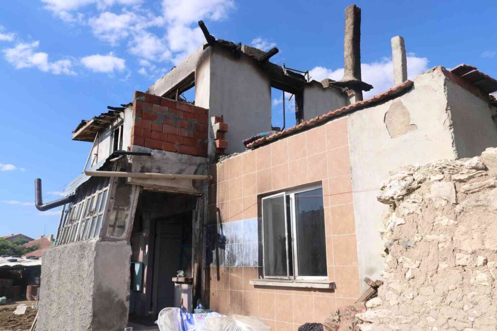 Elektri̇k Kontağından Çıkan Yangında Ev Kullanılamaz Hale Geldi̇