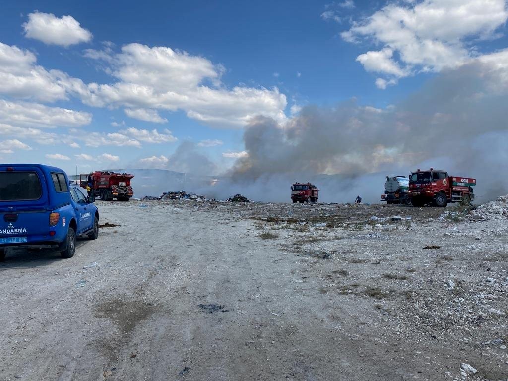 Emet’te eski çöplükte çıkan yangın ormana sıçramadan söndürüldü