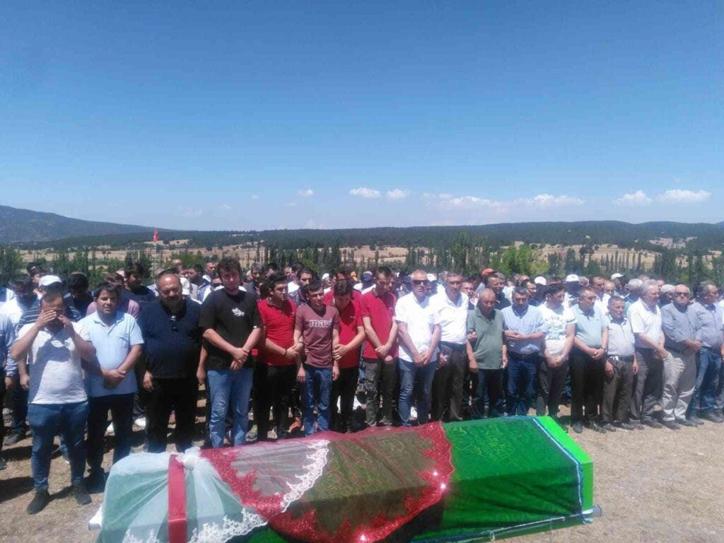 Emette Trafi̇k Kazasında Hayatını Kaybeden Genç Kız Toprağa Veri̇ldi̇