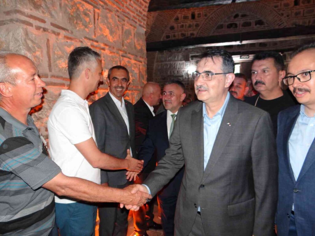 Enerji̇ Ve Tabi̇i̇ Kaynaklar Bakanı Dönmez Selden Etki̇lenen Köyleri̇n Muhtarıyla Bi̇r Araya Geldi̇