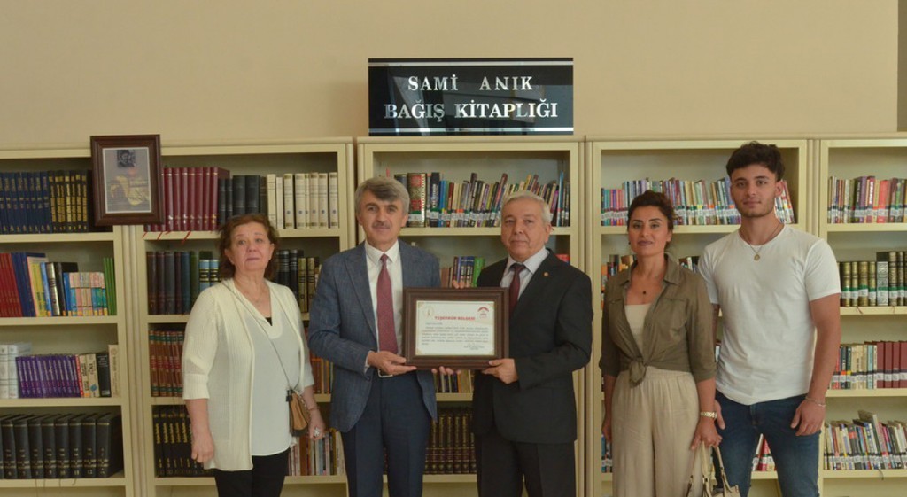 Esat Anık’tan DPÜ’ye 685 kitap bağışı