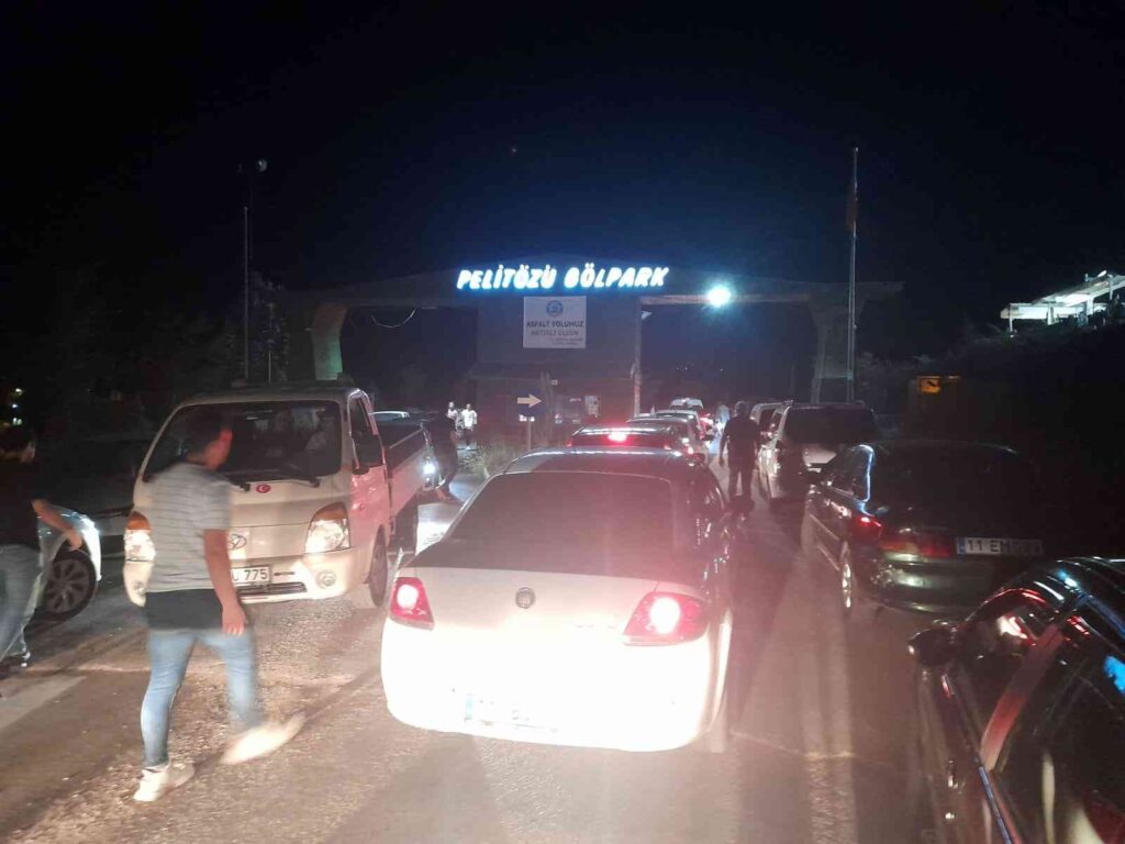 Gölparkta Yaşanan Trafi̇k Sorunu Her Geçen Artıyor