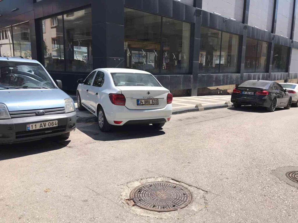 Kaldırıma Çıkarak Park Eden Sürücüye Tepki̇