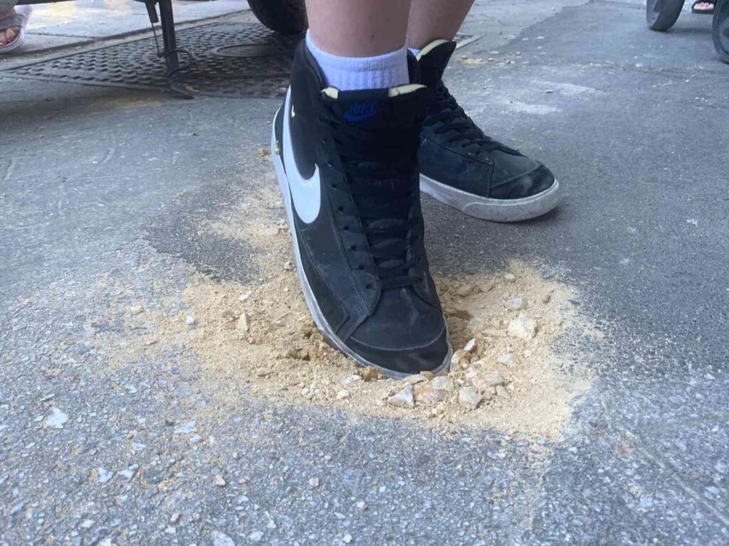 Kaldırımdaki deliklere belediyeden topraklı çözüm