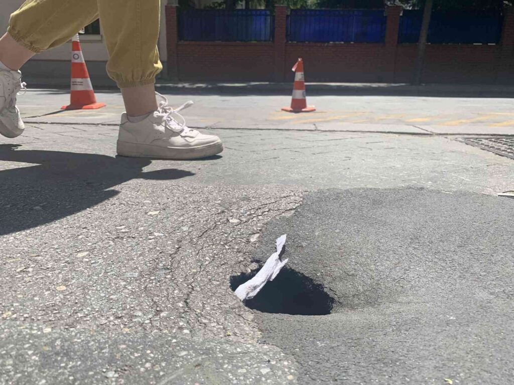 Kaldırımdaki ilginç delikler tehlike saçıyor