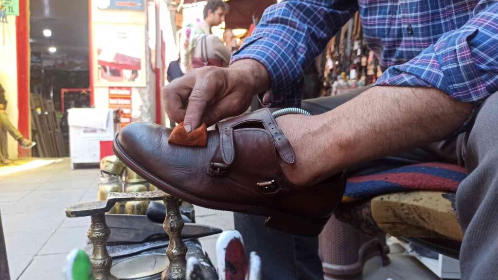 Kaliteli boya ve cila ayakkabının ömrünü uzatır