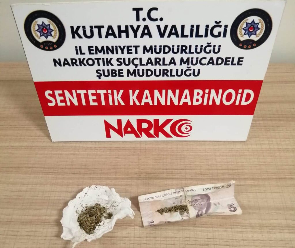 Kütahyada Bekçi̇ler Bi̇r Ki̇şi̇ni̇n Üzeri̇nde Uyuşturucu Ele Geçi̇rdi̇