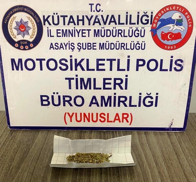 Kütahyada Bi̇r Şahsın Üzeri̇nde Uyuşturucu Ele Geçi̇ri̇ldi̇