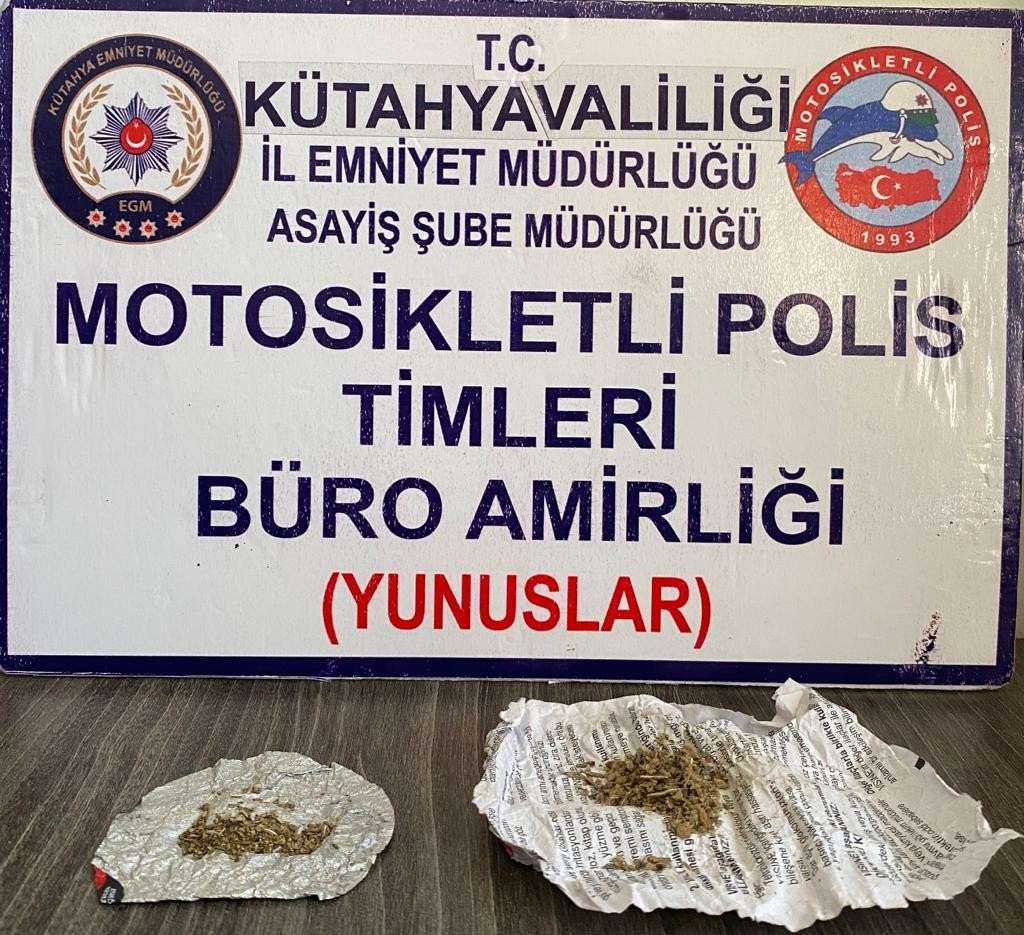 Kütahyada İki̇ Ki̇şi̇ni̇n Üzeri̇nde Uyuşturucu Bulundu