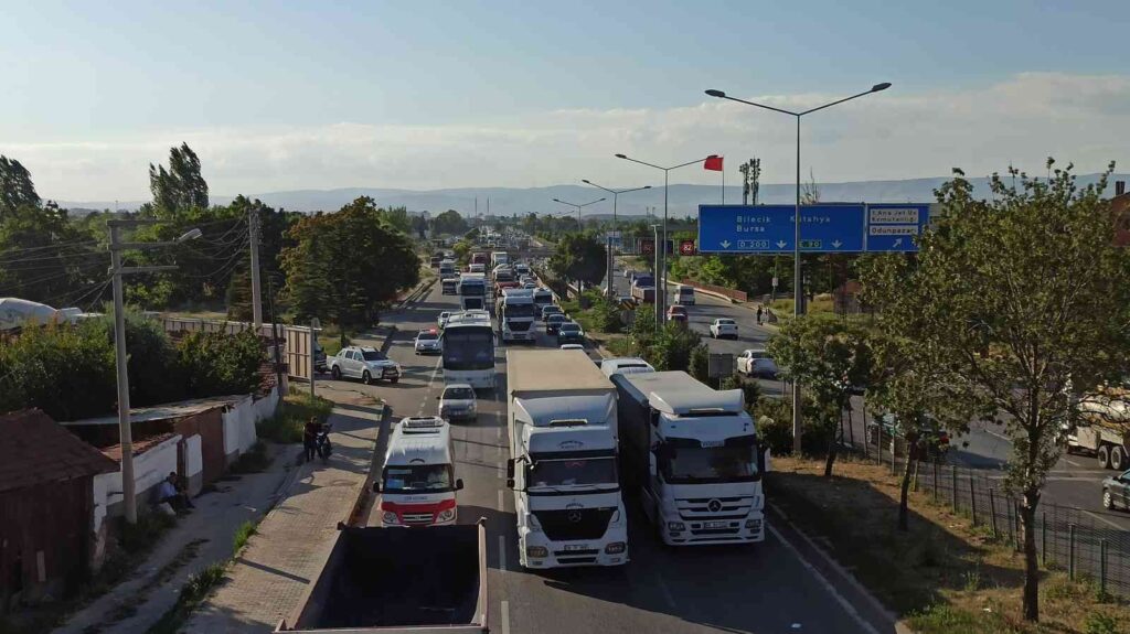 Maddi hasarlı trafik kazası Çevre Yolu’nda trafiği felç etti