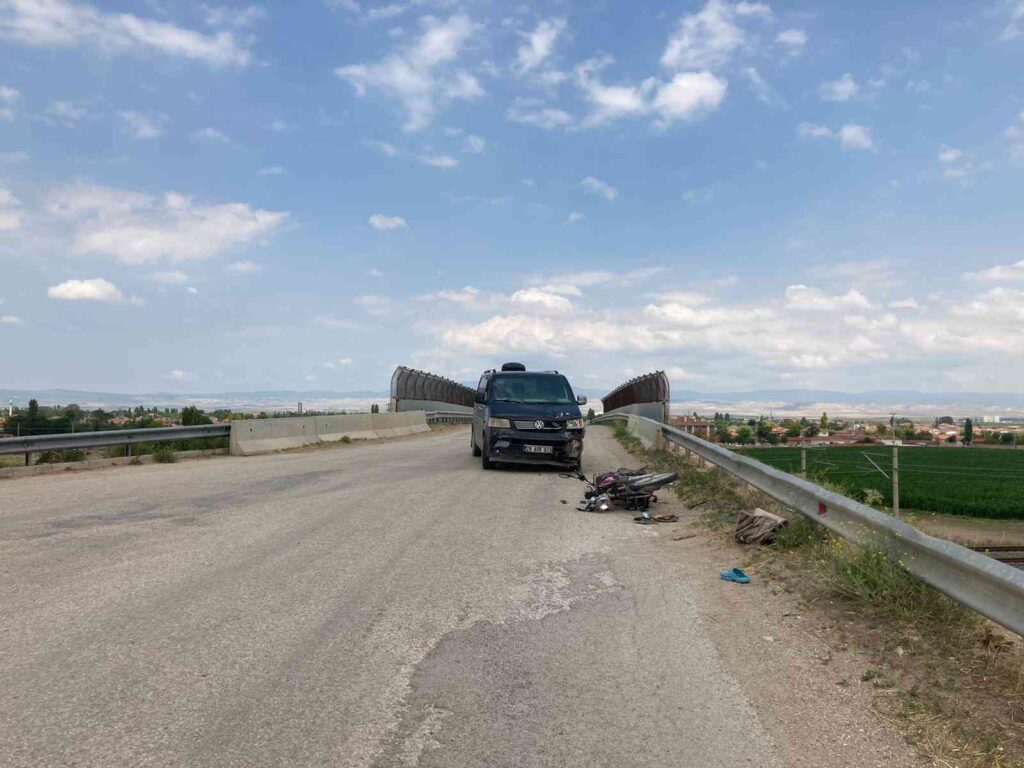 Motosiklet ile minibüs kafa kafaya çarpıştı: 1 yaralı