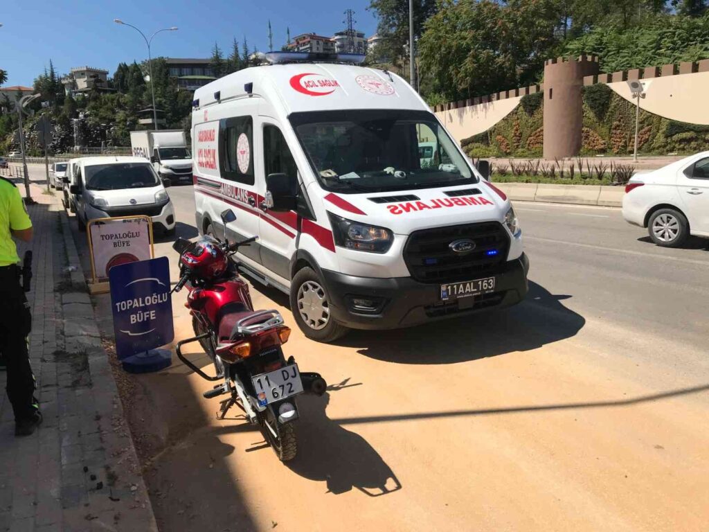 Motosi̇klete Çarparak Sürücüsünü Yaraladı, Olay Yeri̇nden Kaçtı