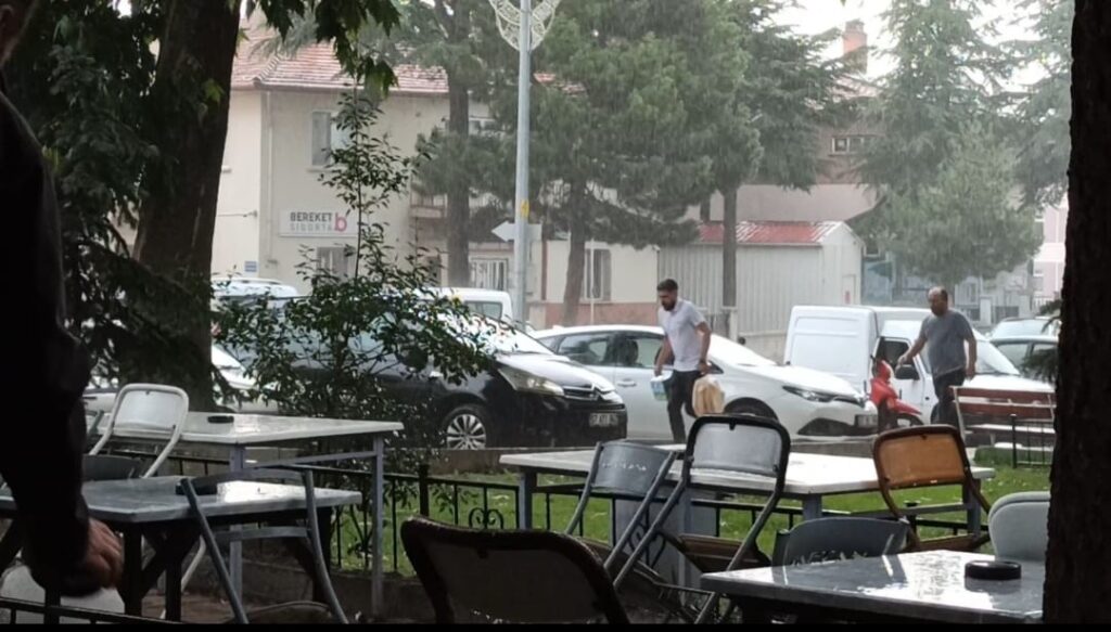 Önce dolu ardından başlayan sağanak yağış hayatı olumsuz etkiledi