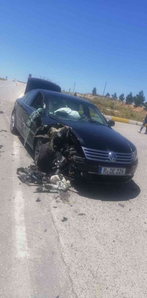 Otomobi̇l Traktöre Çarptı, 5 Ki̇şi̇ Yaralandı