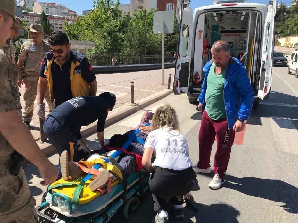 Otomobilin çarptığı yaya yaralandı