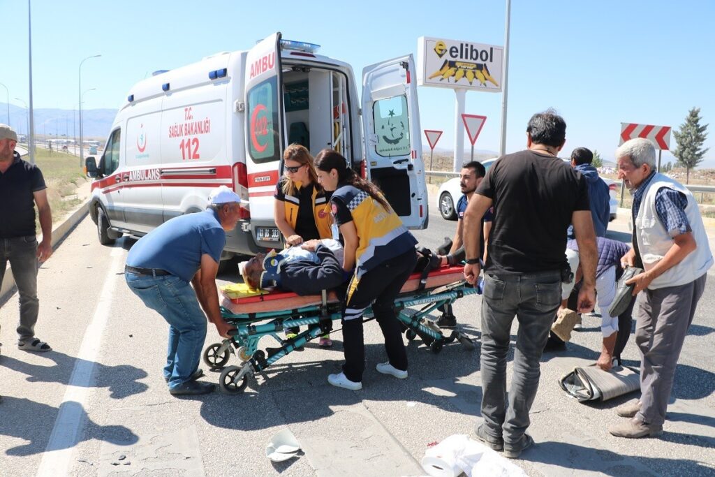 Otomobi̇lle Çarpışan Motosi̇klet Sürücüsü Yaralandı