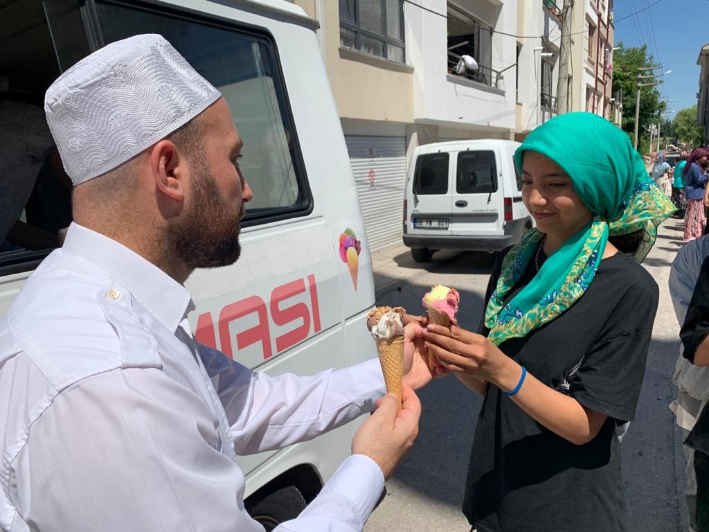 (ÖZEL) Caminin içinde çocuklar için market açtı