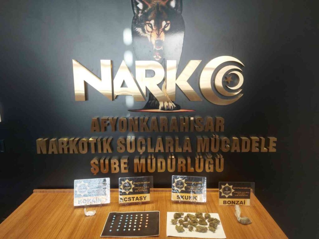 Poli̇s Otomobi̇lde Deği̇şi̇k Tür Ve Mi̇ktarlarda Uyuşturucu Ele Geçi̇rdi̇