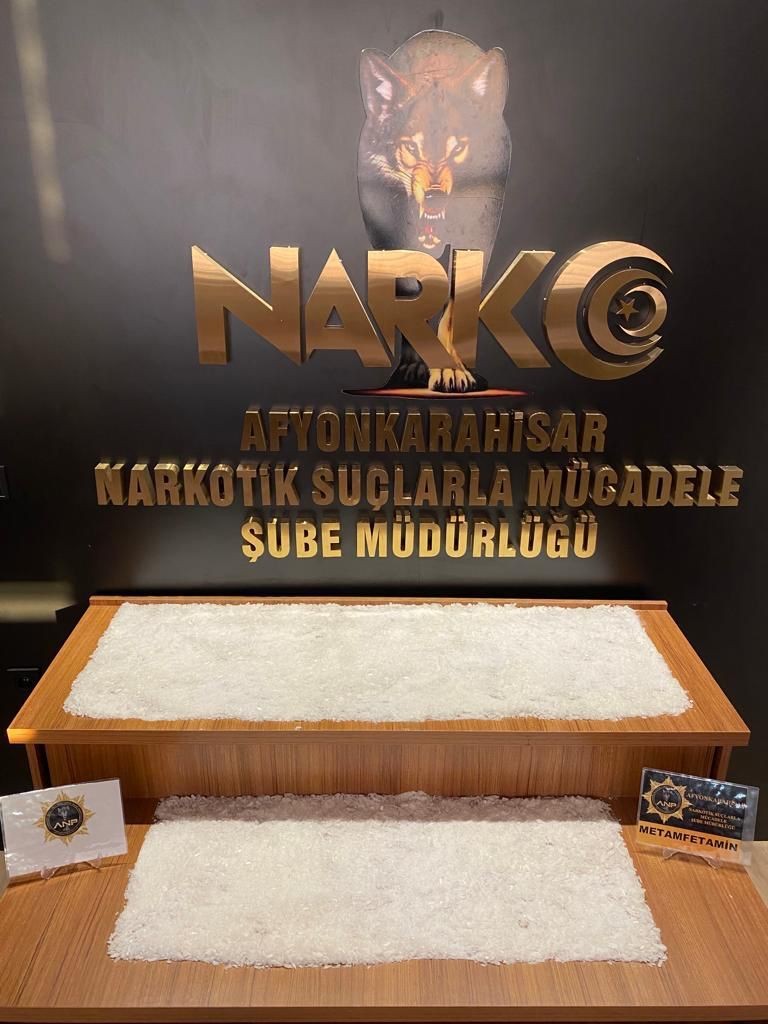 Polis yaklaşık 4 kilogram metamfetamin isimli uyuşturucu ele geçirdi
