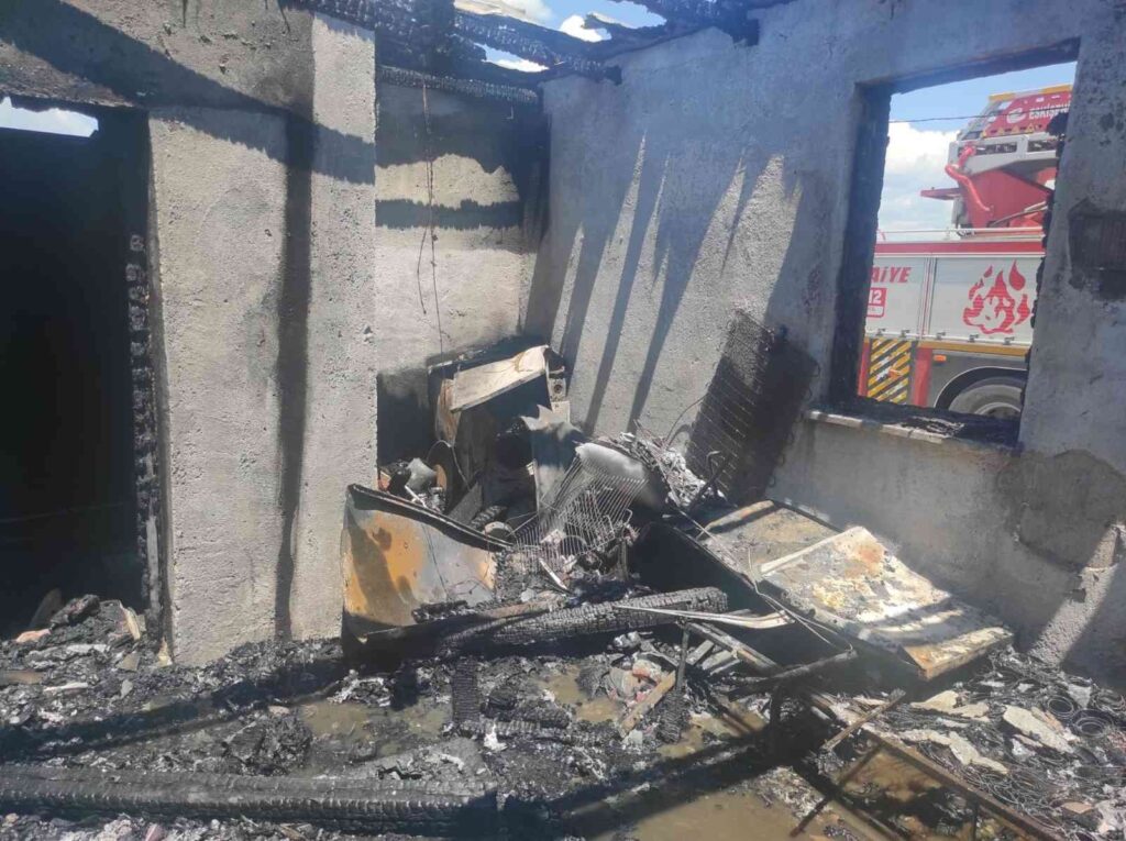 Şase yapan kablo barakada yangın çıkarttı