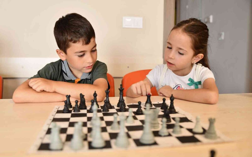 Satranç İle Mi̇ni̇kleri̇n Zi̇hi̇nleri̇ Geli̇şi̇yor