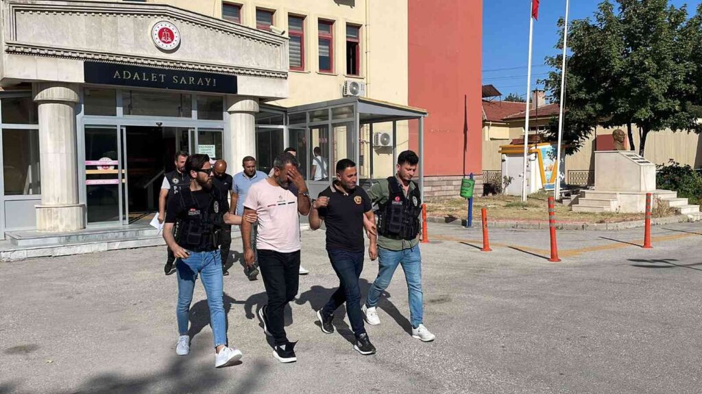 Stepne Lasti̇ği̇nde 13 Ki̇logram Metamfetami̇n İle Yakalanan 4 Şüpheli̇ Tutuklandı