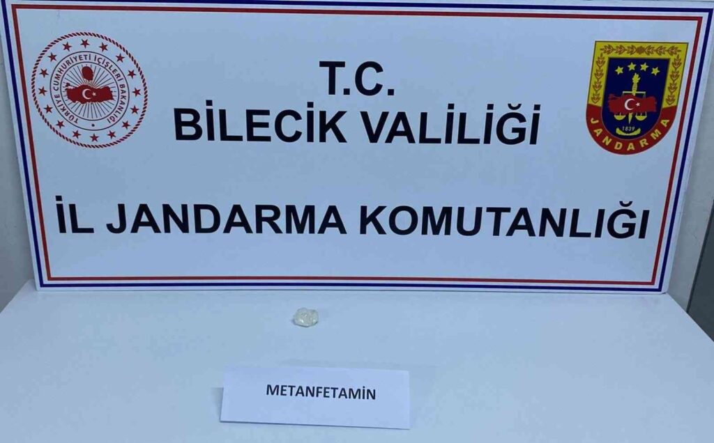 Şüpheli̇ Araçta 18 Gram Metamfetami̇n Ele Geçi̇ri̇ldi̇