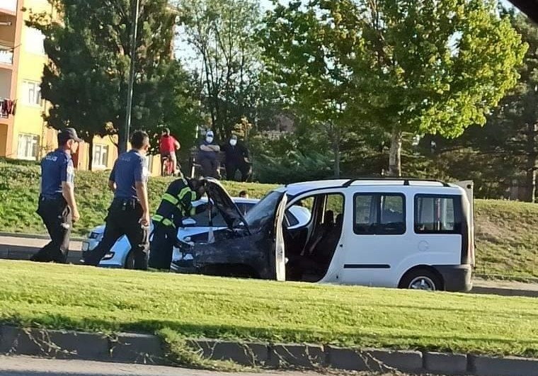 Trafi̇k Işıklarında Bekleyen Araç Alevlere Tesli̇m Oldu