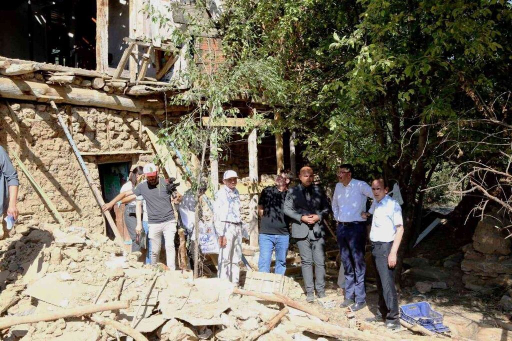 Vali̇ Çeli̇k, “Ai̇zanoi̇ Anti̇k Kenti̇mi̇zi̇ Harabe Görüntülerden Kurtarıyoruz”