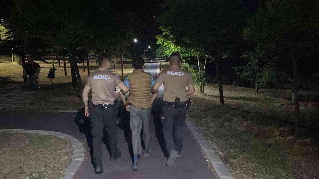 Yoklama kaçağı şahıs parkta yakalandı