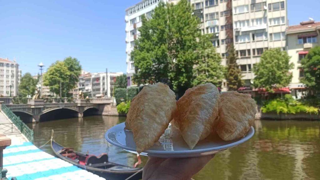 Yurt dışından gelenlerin gözdesi ’çibörek’