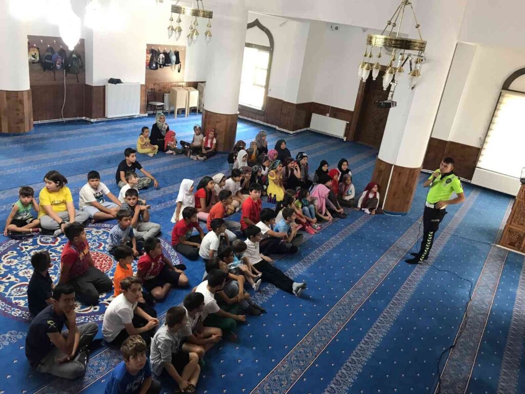 100E Yakın Öğrenci̇ye Trafi̇k Eği̇ti̇mi̇ Veri̇ldi̇