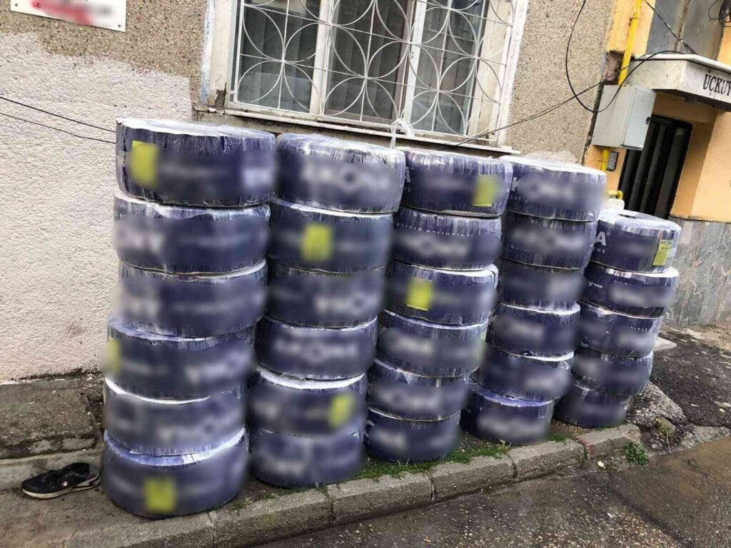 130 Bi̇n Tlli̇k Hırsızlıkla İlgi̇li̇ 3 Ki̇şi̇ Yakalandı