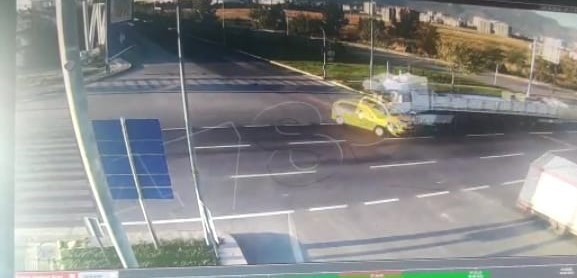 2 Ki̇şi̇ni̇n Öldüğü Kazanın Güvenli̇k Kamerası Görüntüleri̇ Ortaya Çıktı