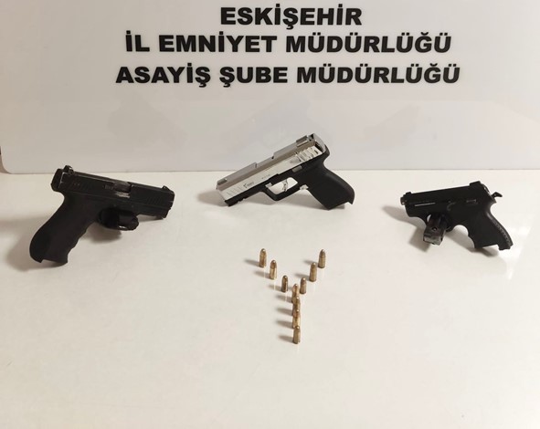 5 Şüpheli̇ Şahıstan 3 Tabanca Ve 10 Fi̇şek Ele Geçi̇ri̇ldi̇