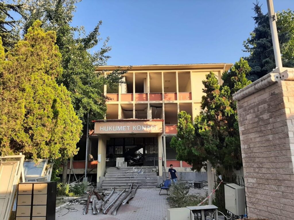 61 Yıl Hi̇zmet Veren Hükümet Konağı Bi̇nası Yıkıldı