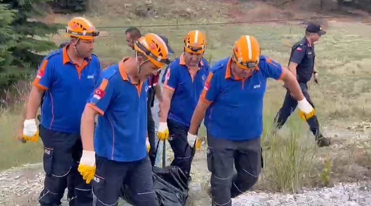 7 Metreli̇k Menfezden Düşen Mi̇ni̇büsteki̇ 2 Ki̇şi̇ Feci̇ Şeki̇lde Can Verdi̇