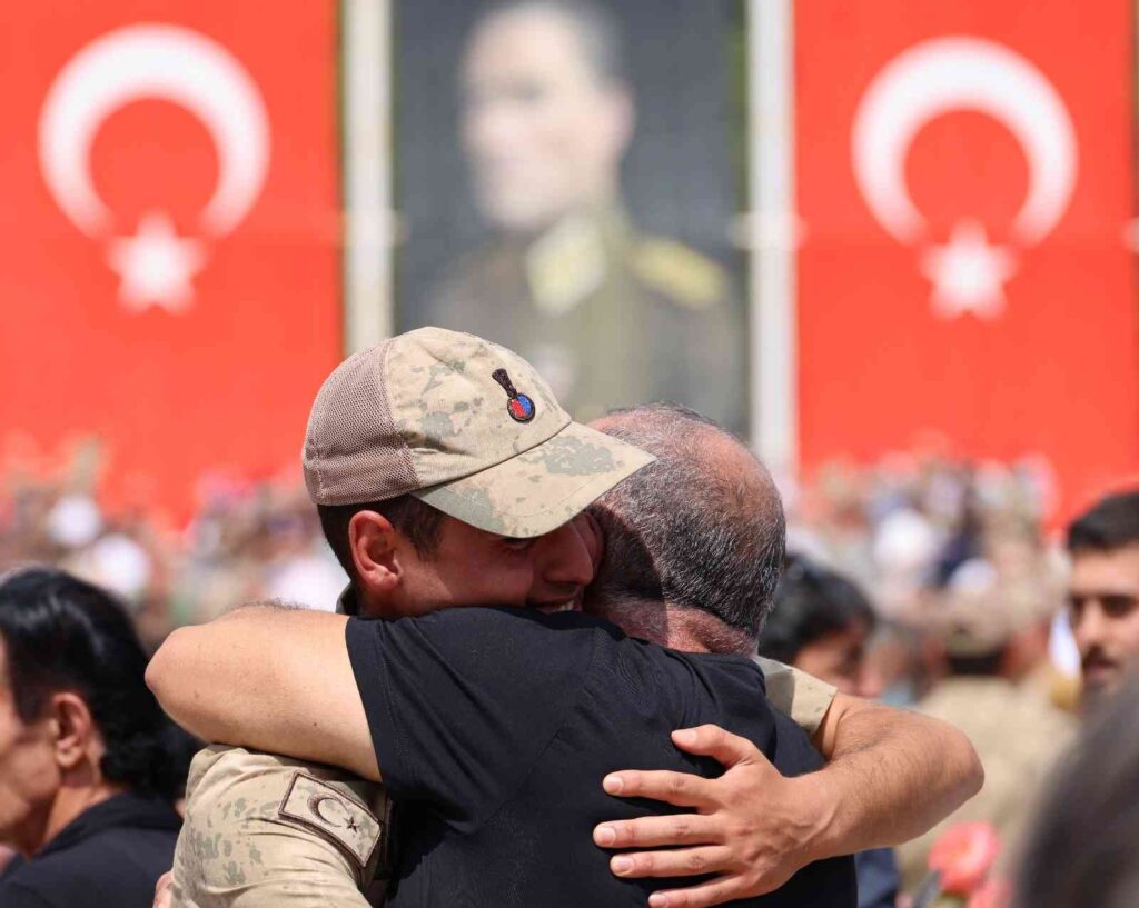 Ai̇leleri̇yle Kavuşan Askerler Gözyaşlarına Hâki̇m Olmadı