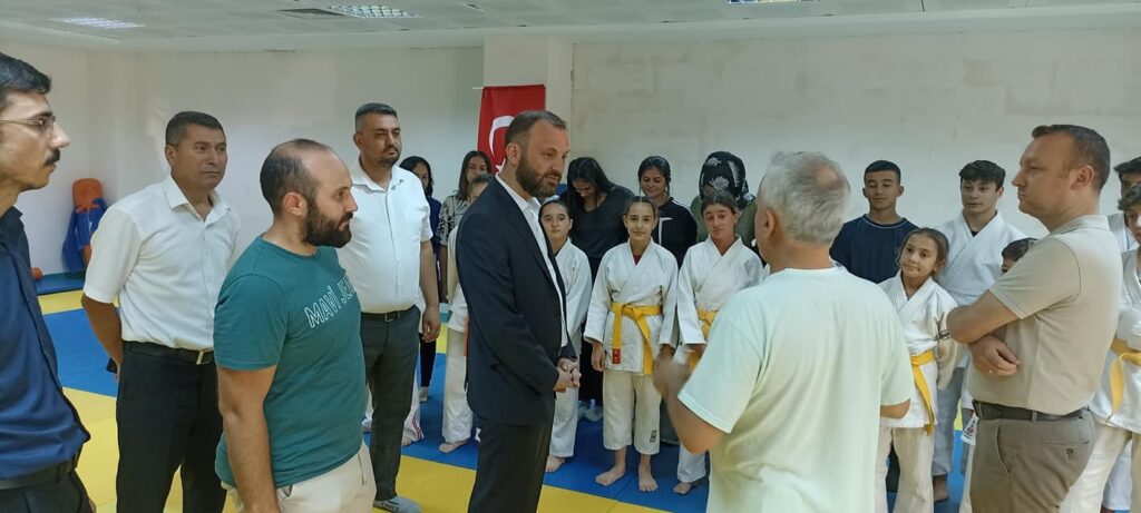 Ak Parti̇ Kütahya Merkez İlçe Başkanlığından Kapalı Spor Salonuna Zi̇yaret