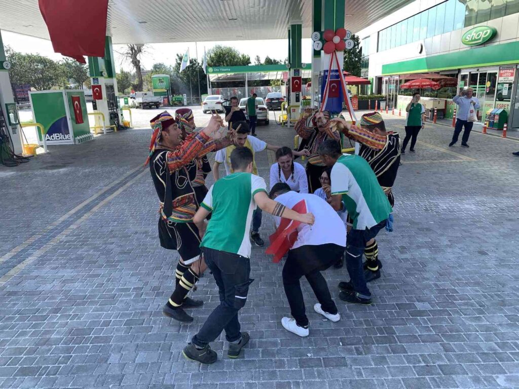 Akaryakıt İstasyonunda Müşteri̇lere Coşkulu 30 Ağustos Karşılaması