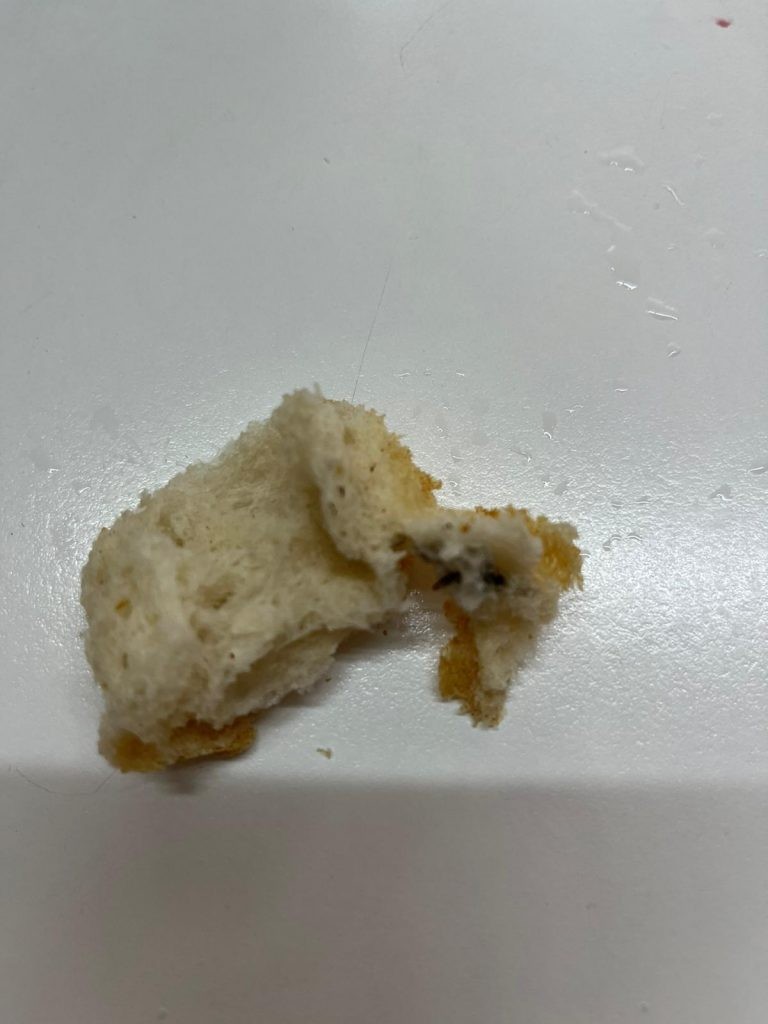 Aldıkları Ekmeği̇n İçi̇nden Çıkanı Görünce Şok Oldular