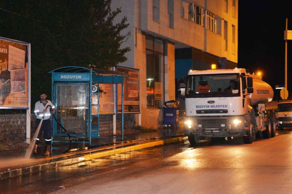 Ana Cadde Tazyi̇kli̇ Suyla Yıkanarak Temi̇zleni̇yor